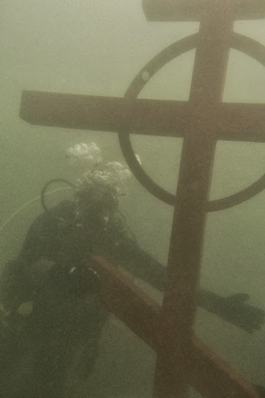 cross underwater1